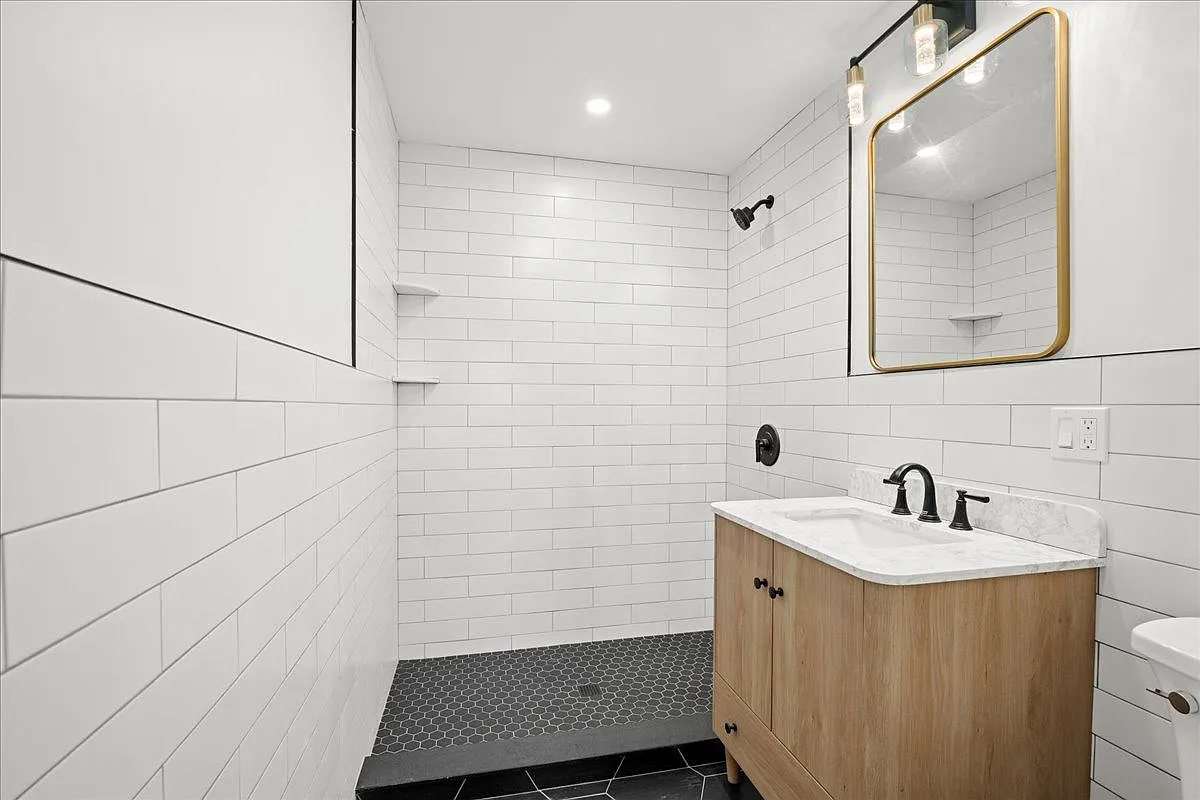 2 bed, 1.0 bath, 1274 sqft, $2,200 — Photo 2