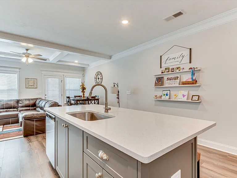1055 Linsmore Ave — Photo 15