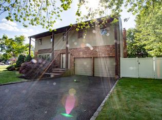 10 Turnberry Ln, Plainview, NY 11803
