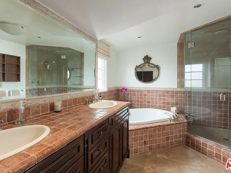703 Palisades Beach Rd — Photo 32