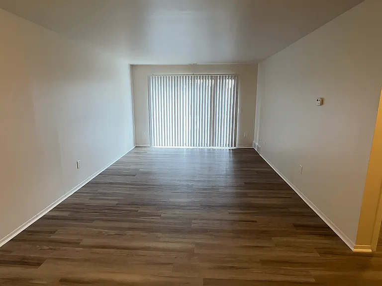 Lakeside Village Apartments — Photo 112