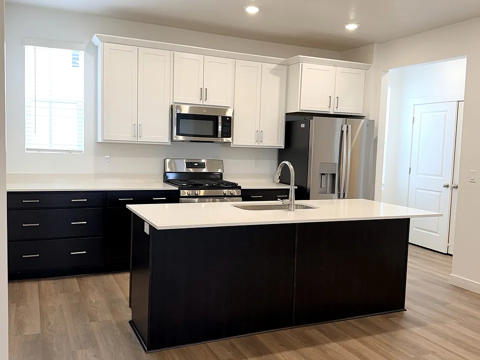 1563 N 1875 W