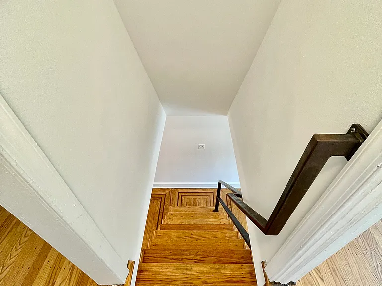 2562 Collins St — Photo 13