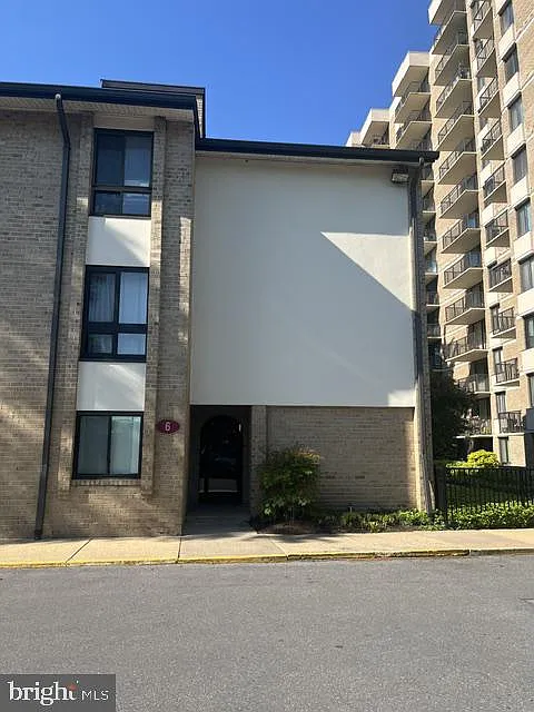 6 Monroe St #301