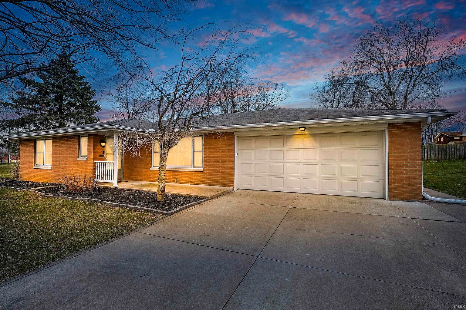 1126 Cambridge Dr photo 1