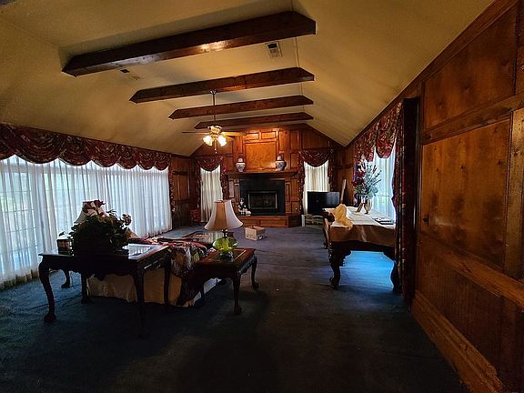 550 sqr ft grandroom gas logs