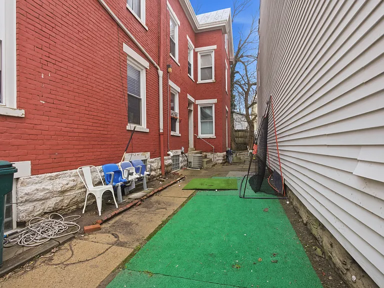 2328 Stratford Ave — Photo 3