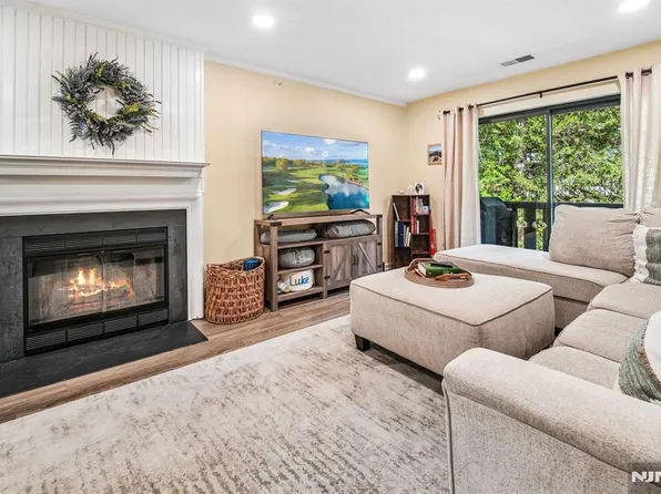 705 Thoreau Ct, Mahwah, NJ 07430