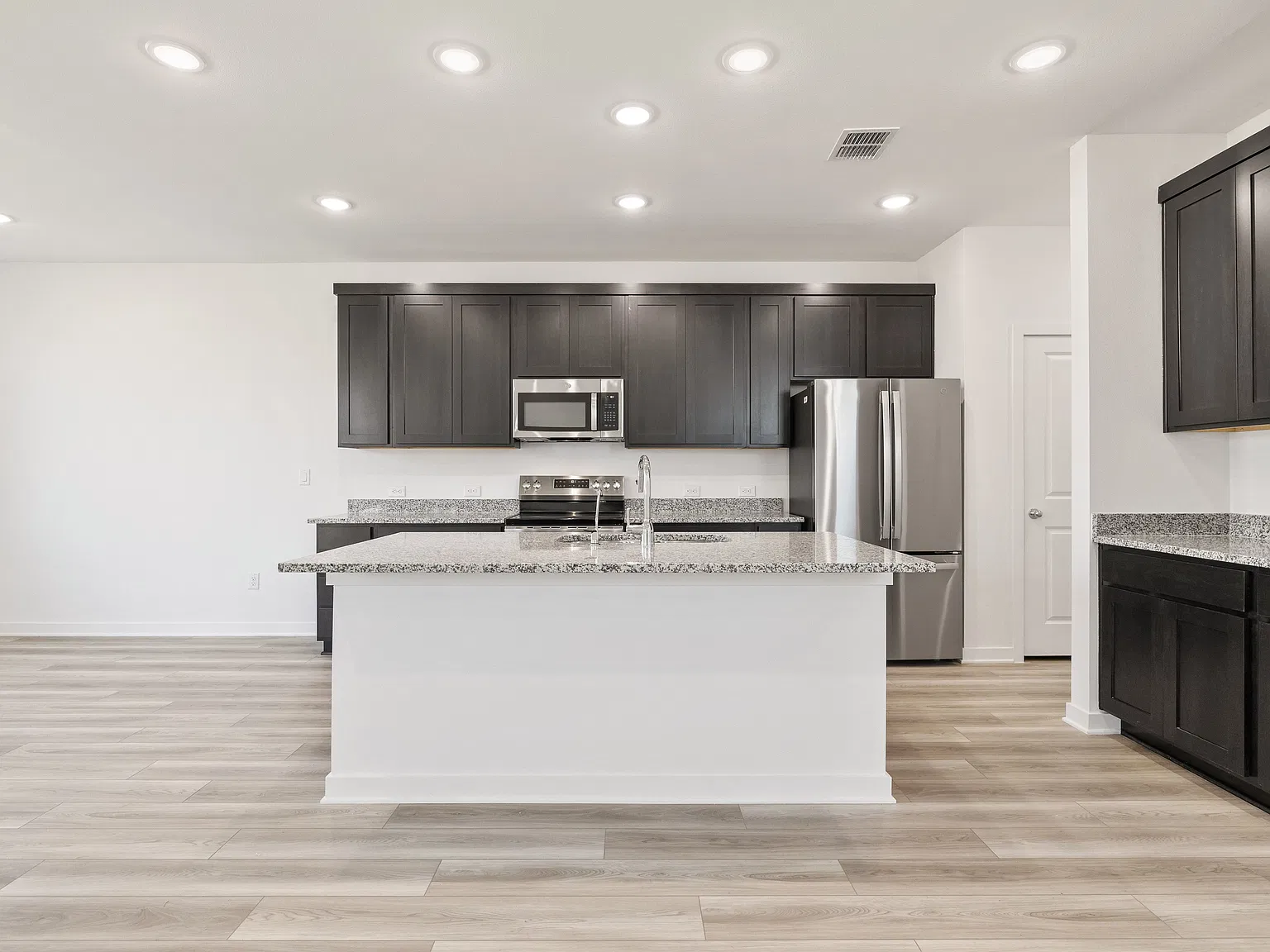 4 bed, 2.5 bath, 1776 sqft, $2,100 — Photo 4