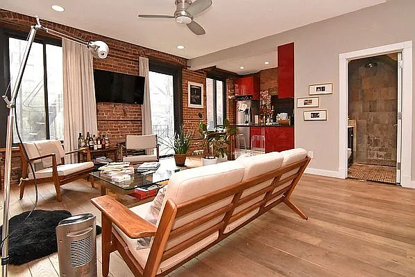 276 E 10th St #1B — Photo 2