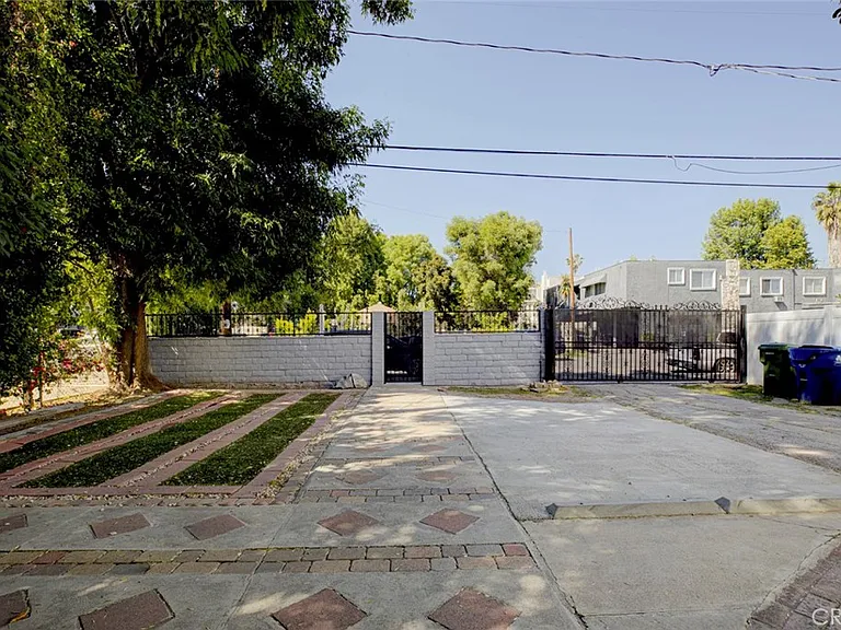 14916 Wyandotte St — Photo 21