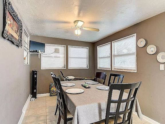 5th image of 2856 Oak St