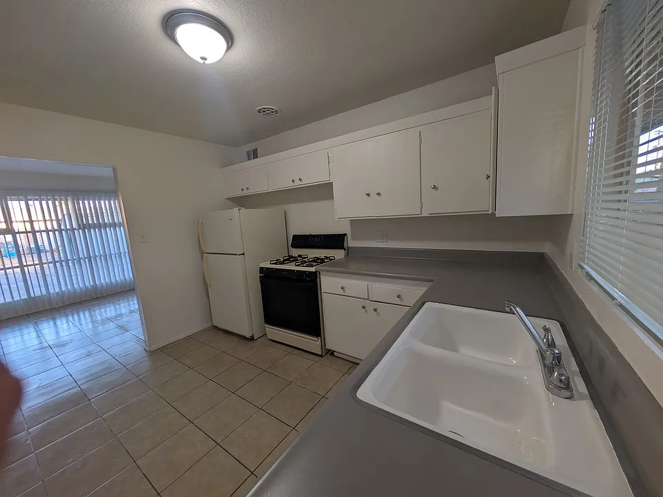 150 E 24th St
