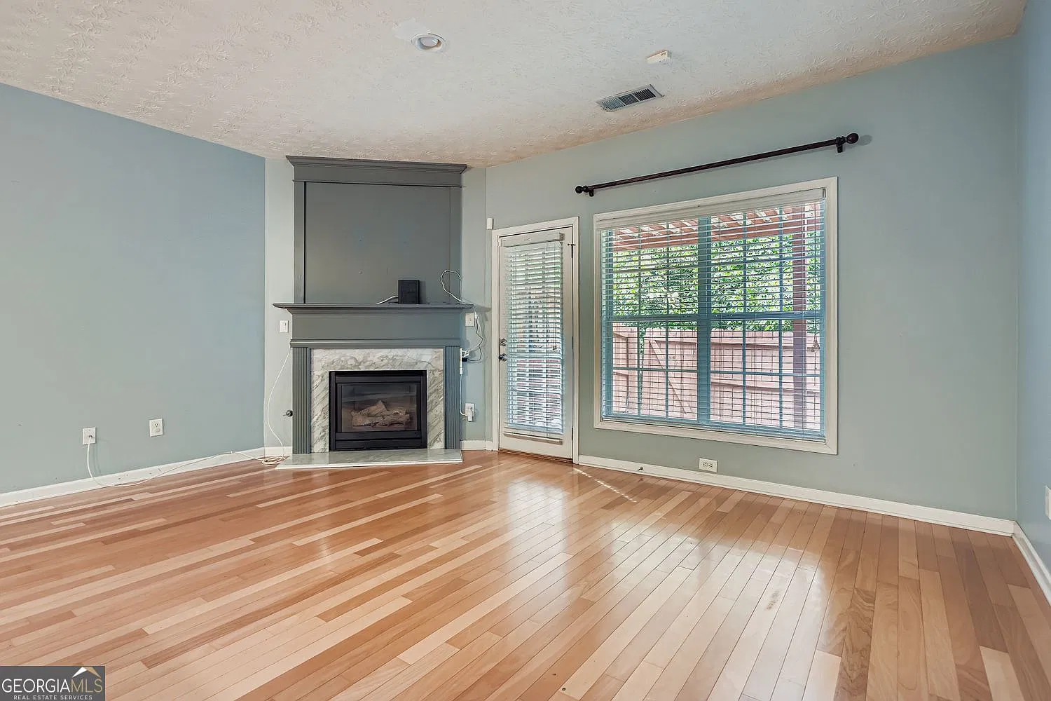 3 bed, 2.5 bath, 1595 sqft, $2,000 — Photo 2