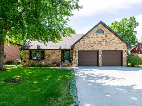 2220 24th Ave S, Fargo, ND 58103