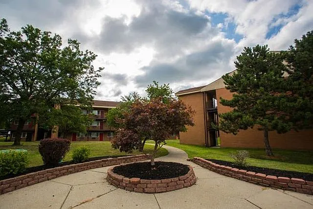 5043 E Outer Dr — Photo 1