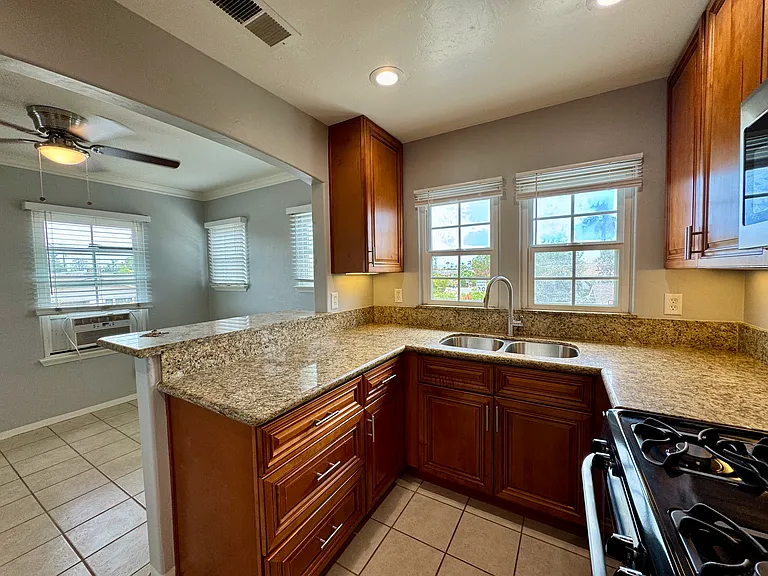 2975 Laurel St #19 — Photo 4