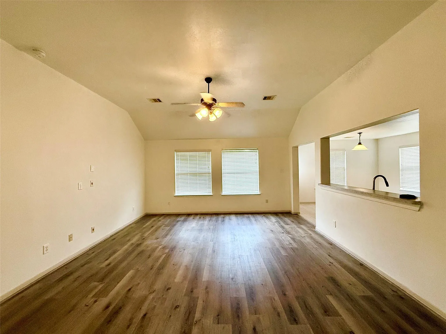 3 bed, 2.0 bath, 1884 sqft, $2,300 — Photo 4