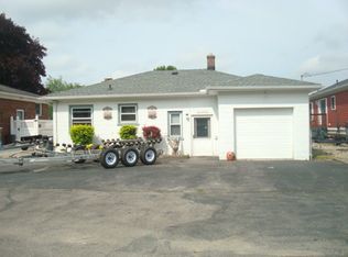 30286 Bayview Dr, Gibraltar, MI 48173