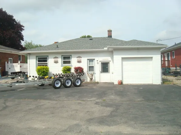 30286 Bayview Dr, Gibraltar, MI 48173