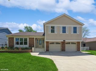 2225 Appleby Dr, Wheaton, IL 60189