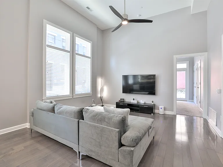 116 W 15th St #2 — Photo 4