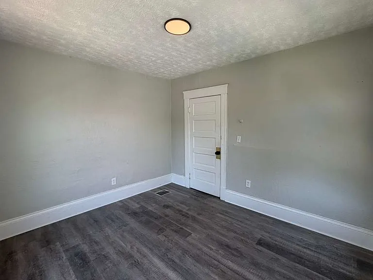2132 W 100th St — Photo 11