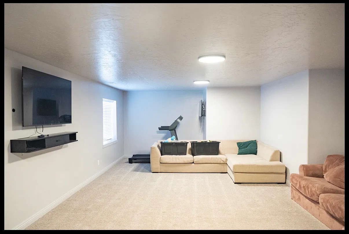 6 bed, 3280 sqft, $2,650 — Photo 3