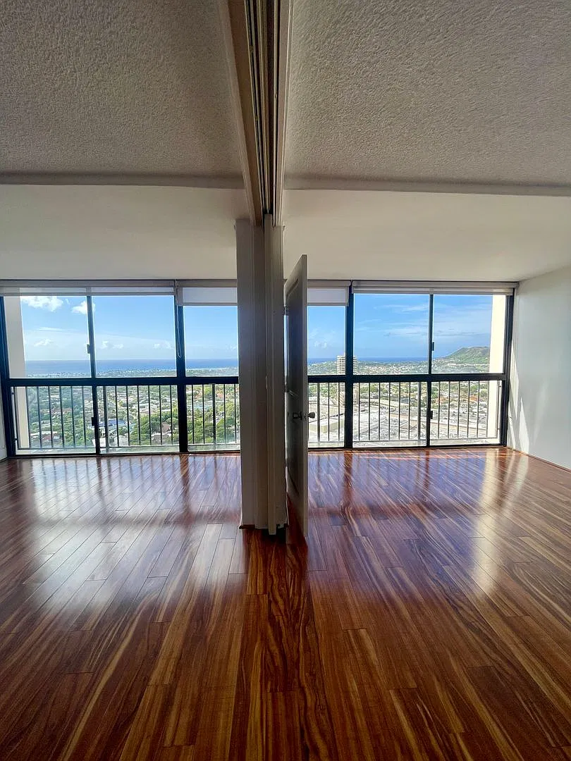 25th Floor Condo with Diamond Head and Ocean views. — Photo 2