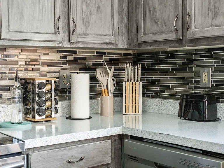 2445 Claremont Dr — Photo 36