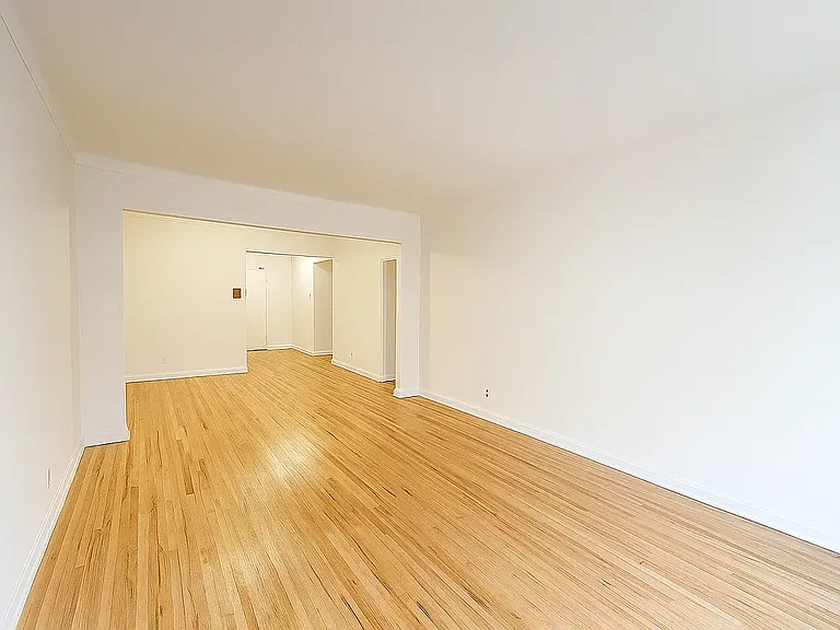 915 E 17th St #202 — Photo 2