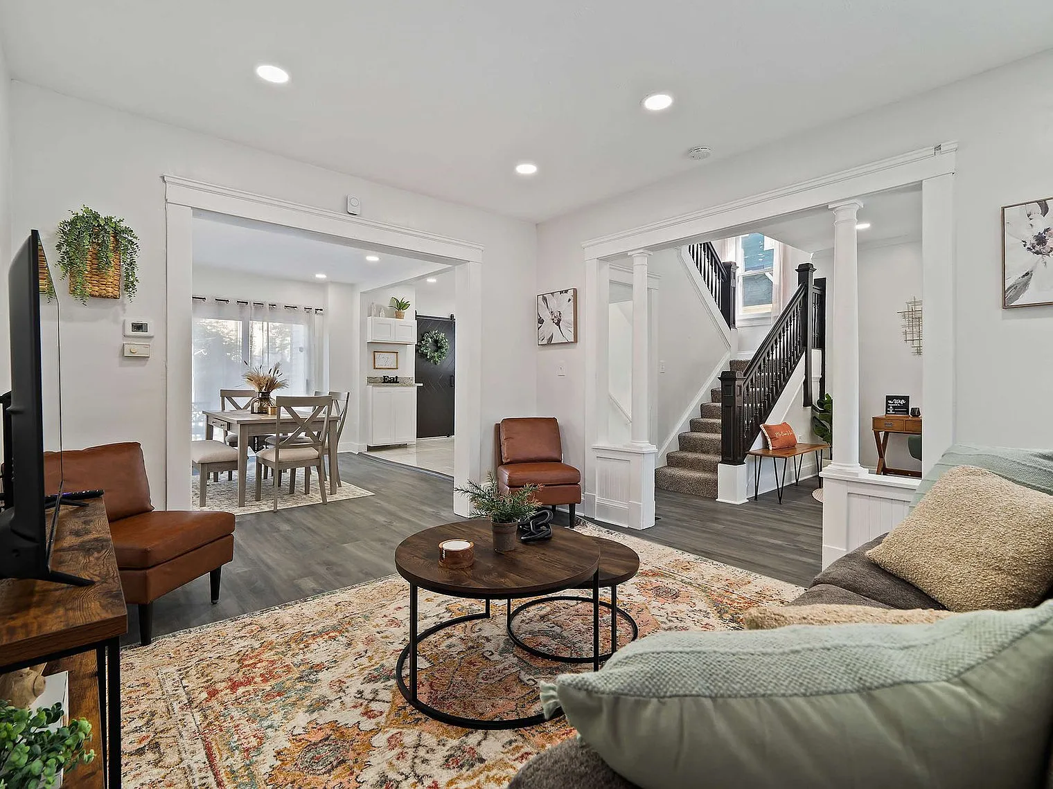 3 bed, 2.0 bath, 1108 sqft, $2,887 — Photo 2