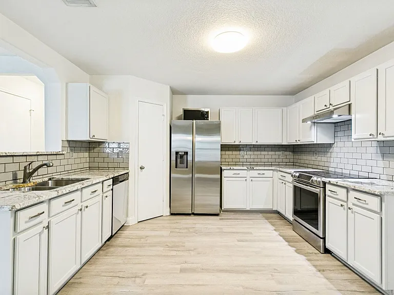 16302 Amberly Ct — Photo 13