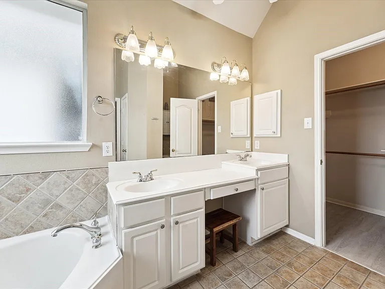11215 Royce Palms Dr — Photo 14