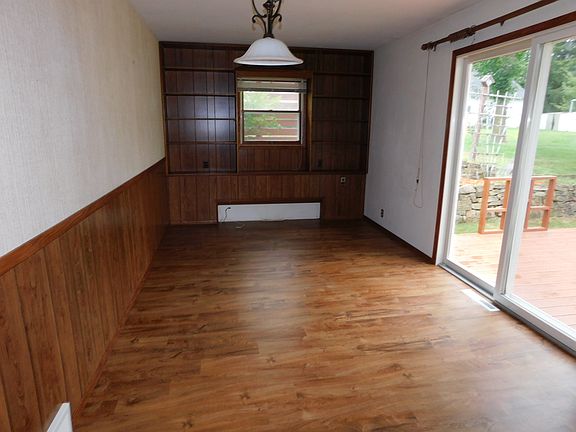 Built in shelves/dining rm