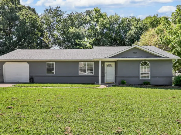 1221 Patton Pl, Oak Grove, KY 42262
