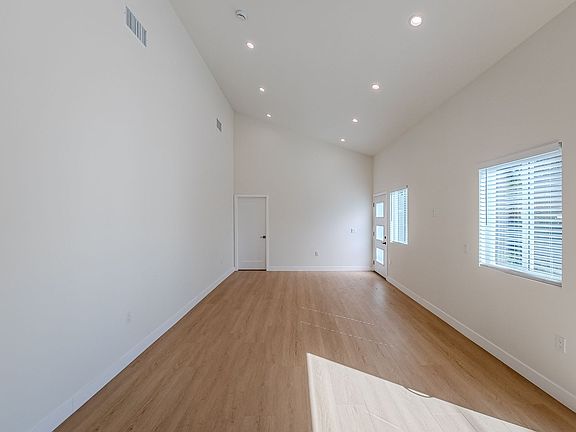 4th image of 11022 Penrose St #11024