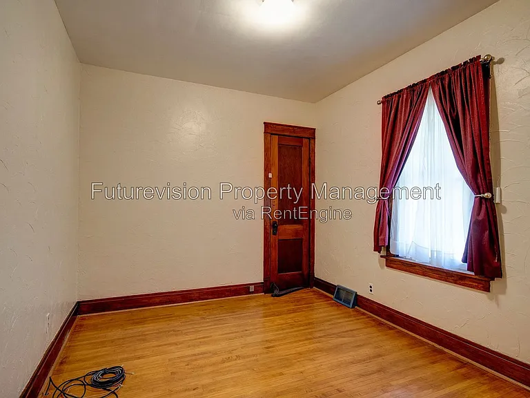 1105 Summit St — Photo 7