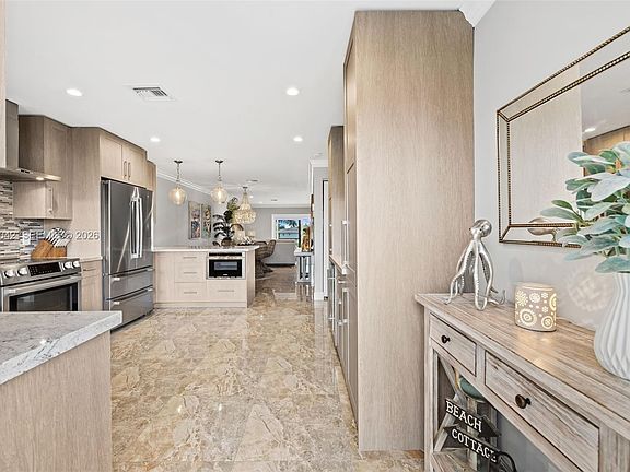 3rd image of 711 N Riverside Dr APT 302