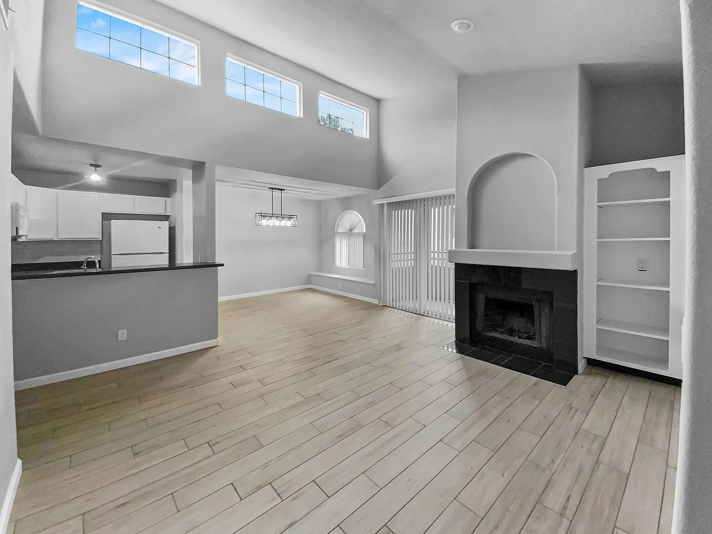 Lovely 3 Bedroom Condo! First 2 weeks free — Photo 1