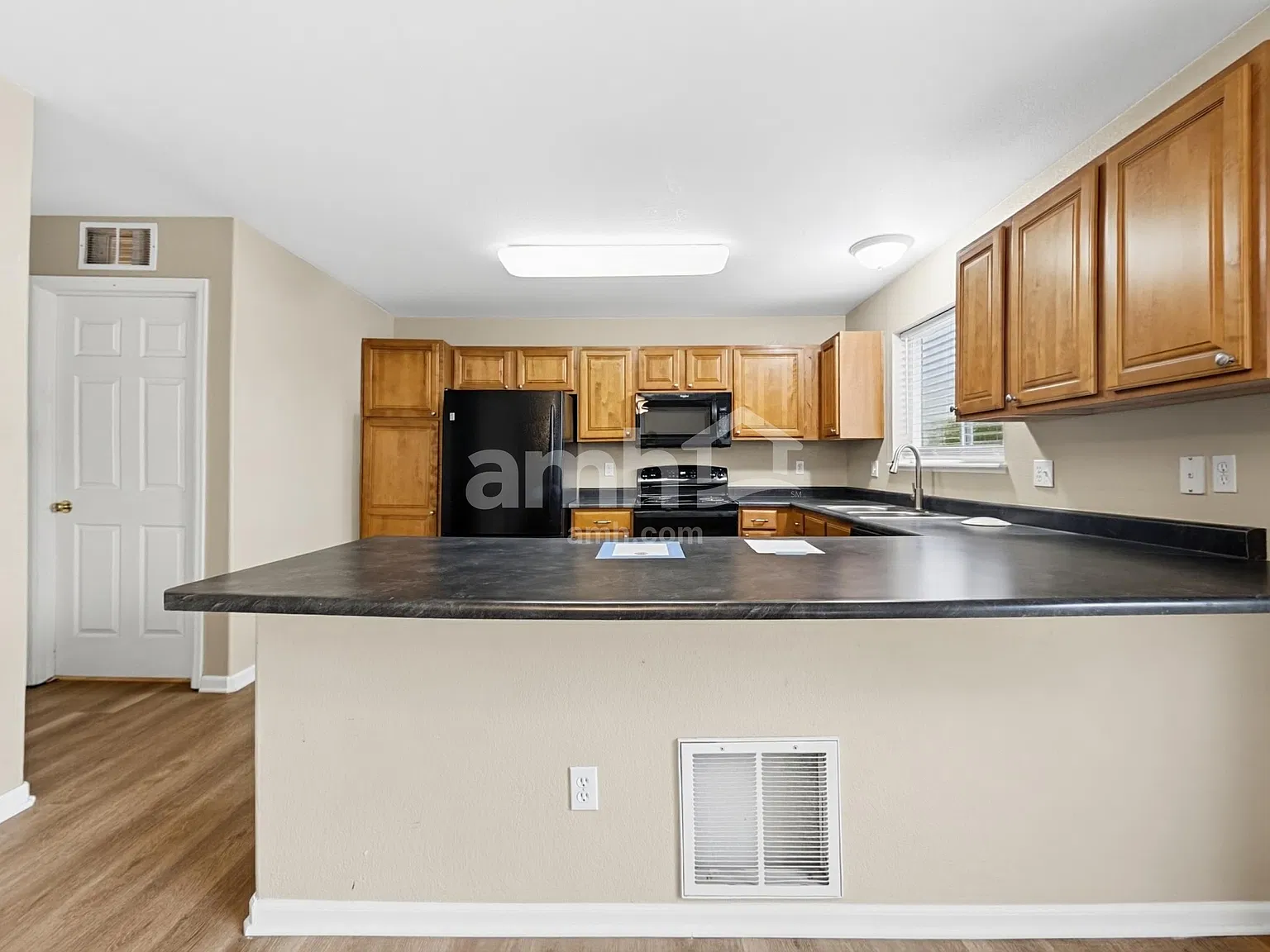 3 bed, 2.5 bath, 1354 sqft, $2,180 — Photo 4
