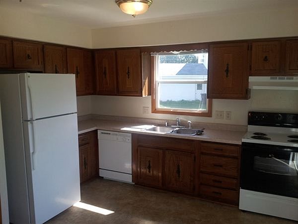 1047-1049 Hillside Dr. Kitchen view 1