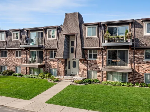 218 Riviera Dr, Saint Clair Shores, MI 48080