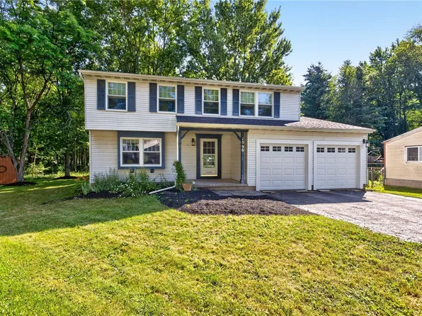1590 Sweetbrier Ln, Walworth, NY 14568