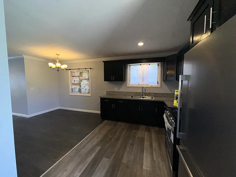 10220 S Van Ness Ave — Photo 6