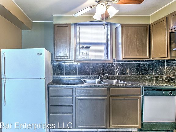 4th image of 3524 Dewey Ave #5