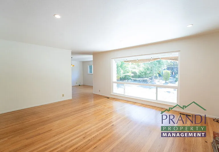 7 Edward Ave — Photo 2