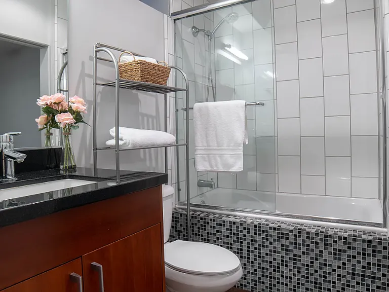 L2 - Bathroom with a deep bathtub