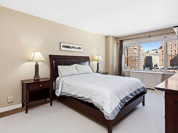 5th image of 150 E 61st St APT 10G