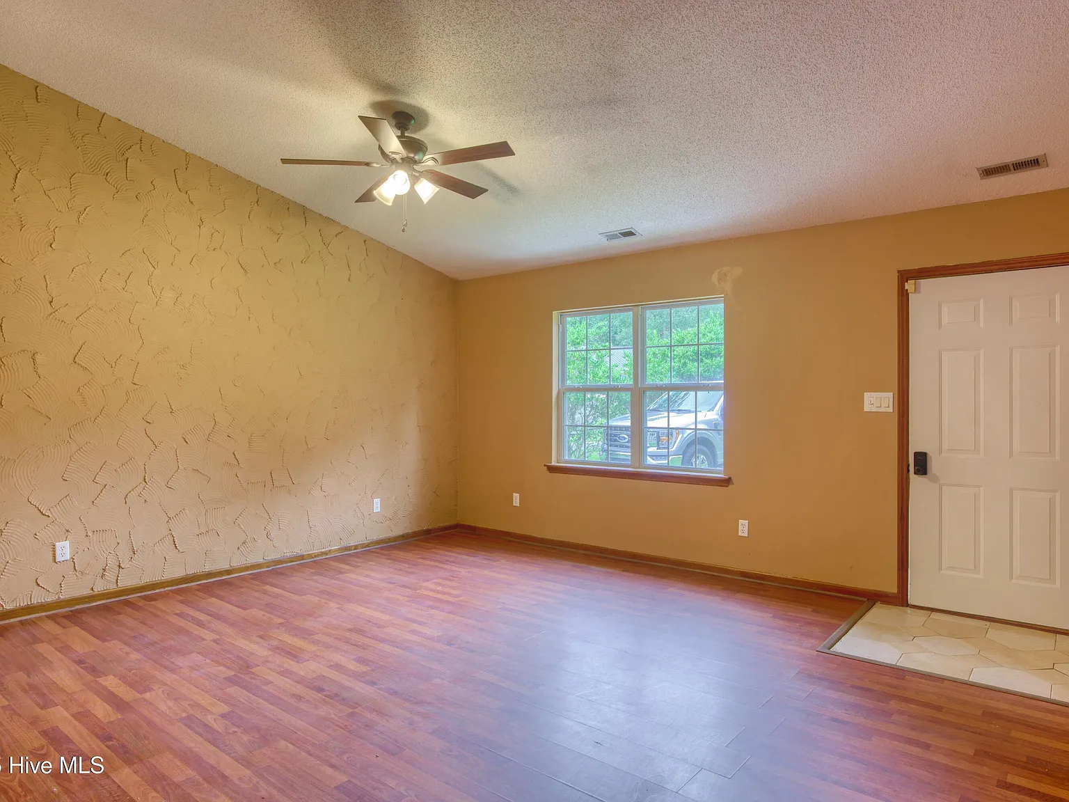 3 bed, 2.0 bath, $1,500 — Photo 4